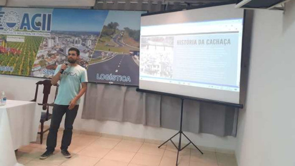 ACII CUMPRIMENTA CACHA&Ccedil;A VANDERLEI AZEVEDO POR PR&Ecirc;MIO INTERNACIONAL