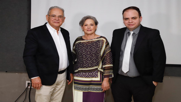 INSTITUI&Ccedil;&Otilde;ES LOCAIS FAZEM O RECONHECIMENTO EM P&Uacute;BLICO A DIVERSAS EMPRESAS EM COMEMORA&Ccedil;&Atilde;O AO "DIA DO COMERCIANTE"